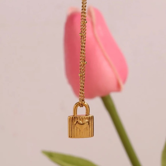 18k Gold Love Engraved Heart Lock Pendant Necklace, nice Necklace, cute Necklace - Picture 6 of 7